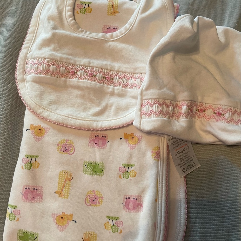 Baby gift set. Blanket, smocked rose hat & bib. Kissy Kissy brand. Baby girl - Picture 10 of 10